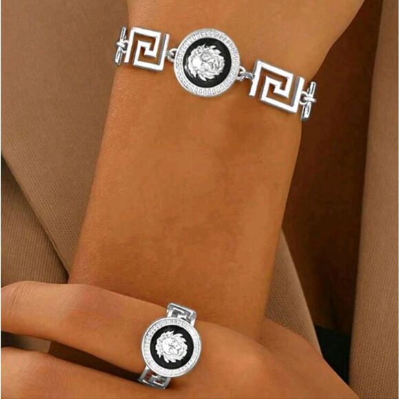 Designer Inspired Lion Ring & Bracelet Set - Picture 2 of 3